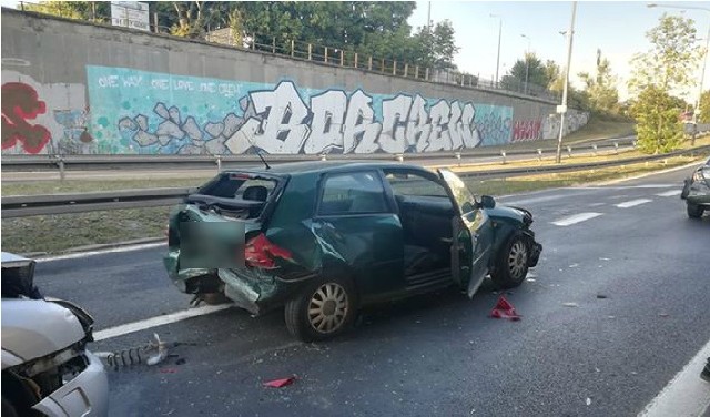 Do wypadku doszło w piątek w godzinach wieczornych. Na ul. Lutyckiej zderzyły się trzy samochody osobowe. Poszkodowany został mały chłopiec. Wypadek spowodował kierowca pochodzący z Ukrainy. Był nietrzeźwy.Przejdź do następnego zdjęcia ----->