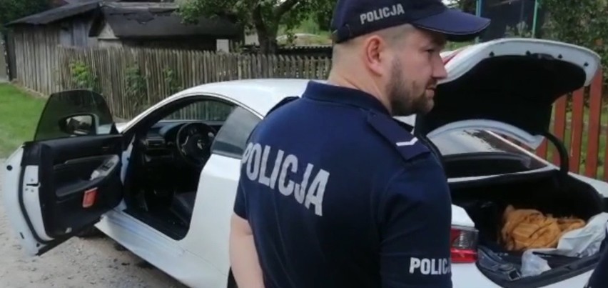 Pościg i obława w Kamieńczyku. 20-latek potrącił policjantów i staranował autem bramę. Z raną postrzałową próbował uciekać dalej