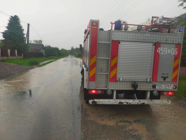 Pompowanie wody po intensywnych opadach deszczu w miejscowości Janik w powiecie ostrowieckim.