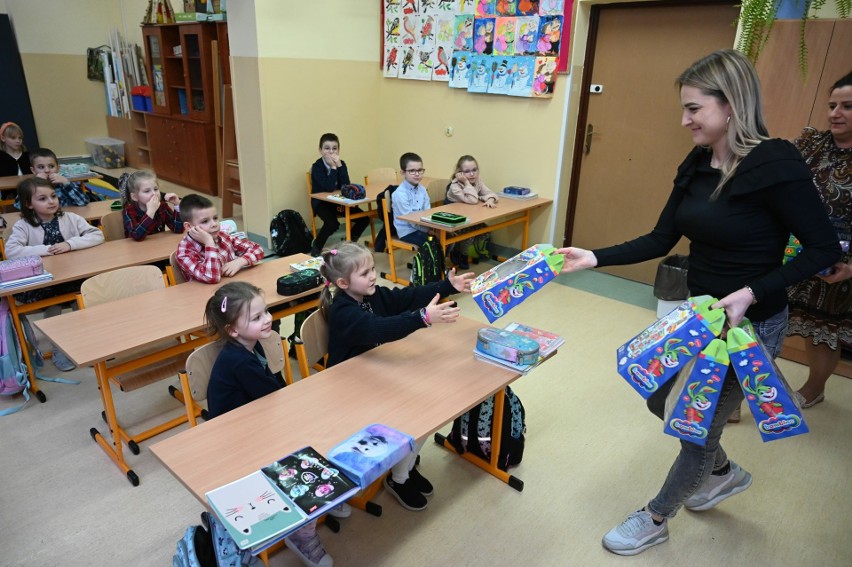 Uczniowie klasy 1 B ze Szkoły Podstawowej w Pierzchnicy otrzymali nagrody. Zdobyli trzecie miejsce w akcji "Pierwszaki"