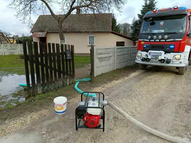 W miejscowości Mieronice w powiecie jędrzejowskim strażaków wezwano do wypompowania wody zalegającej na posesji.