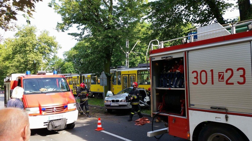 Szczecin: Zderzenie tramwaju z samochodem na Gumieńcach [zdjęcia]