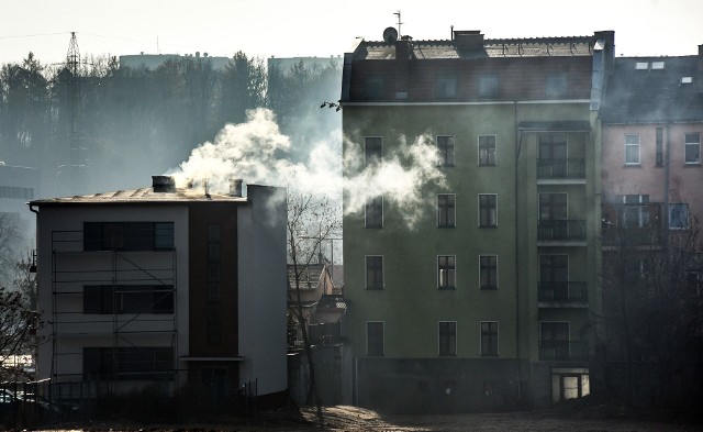 Są takie miejsca w Bydgoszczy, szczególnie w centrum, w obniżeniach terenu i w okolicach kamienic, gdzie wciąż pali się tradycyjnym sposobem i jak najtańszymi materiałami, w których zadymienie powietrza jest bardzo wysokie.