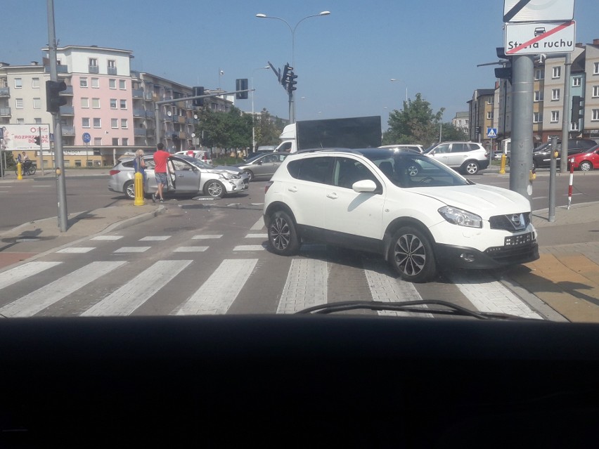 Kolizja na skrzyżowaniu ul. NSZ i ul. KEN. Zderzyły się dwa pojazdy [ZDJĘCIA]