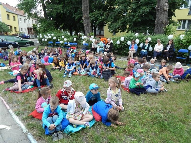Tłumy najmłodszych czytelników przed MBP w Opolu.