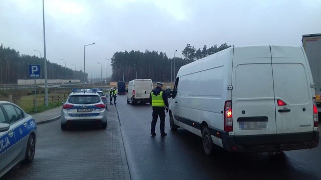 W piątek, 7 lutego, gorzowska drogówka rozpoczęła wielką akcję „Bezpieczne Ferie – Powroty”. Od samego rana policjanci, służba celna oraz funkcjonariusze ITD są na S3 na wysokości mopu Marwice.Policjanci kontrolują zachowanie kierowców na drodze. Sprawdzana jest prędkość z jaką jadą samochody. Przy każdej kontroli sprawdzana jest również trzeźwość kierowców. Na to policjanci kładą duży nacisk. Pod lupę zostały wzięte autokary odwożące dzieci i dorosłych z zimowego wypoczynku. Policjanci skrupulatnie sprawdzają dokumenty kreujących. – Wszystko po to, żebyśmy bezpiecznie wrócili z zimowego wypoczynku i żeby na drogach było jak najbardziej bezpiecznie – mówi nadkom. Marek Waraksa, naczelnik gorzowskiej drogówki. Z gorzowską drogówką na S3 są funkcjonariusze ITD oraz służby celnej. Sprawdzają między innymi przewożone przez kierowców towary oraz dokumenty.WIDEO: Pijany kierowca spowodował wypadek. Zginęły dwie kobiety. Lubuska policja zapowiada walkę z pijanymi kierowcami