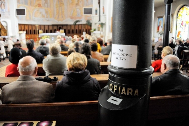 Kościół św. Wojciecha. Wierni modlą się w świątyni (zdjęcia)