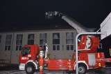 Pożar w szkole w Fabiankach. 6 zastępów strażaków gasi ogień [zdjęcia]