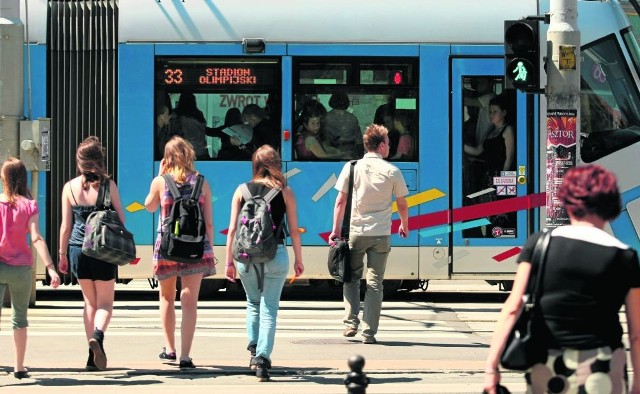 Zablokować okna w tramwajach skoda 19T? MPK odrzuciło ten pomysł, bo musi istnieć możliwość wentylacji, gdy komuś zrobi się duszno. Autobusy z klimatyzacją są wietrzone rano i wieczorem