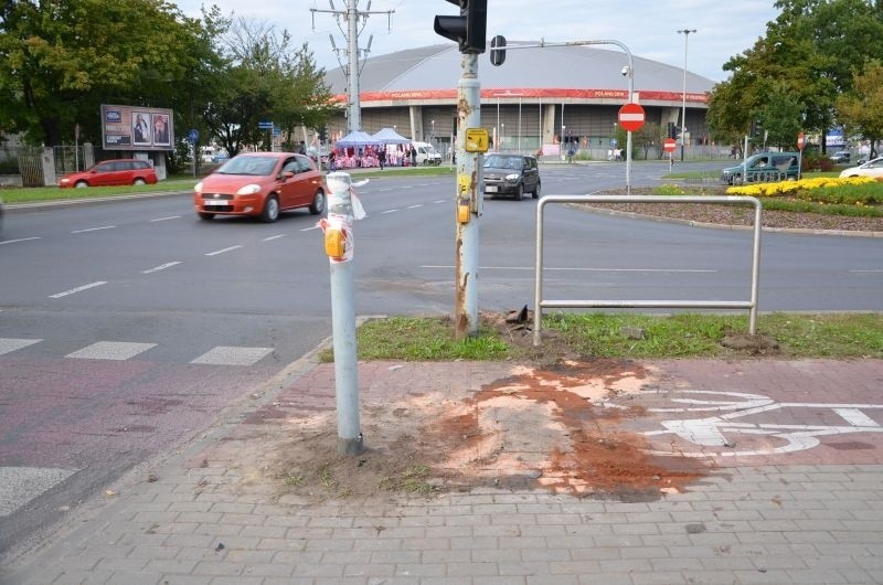 Pod wpływem uderzenia kierowca hondy wjechał w słupek...