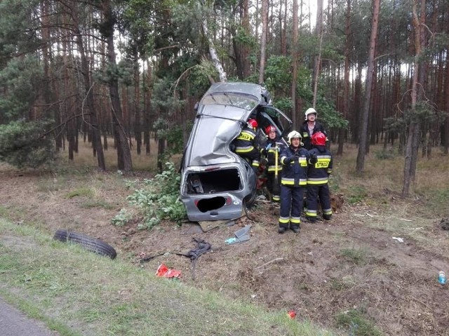 Na drodze pomiędzy Zbąszyniem a Chlastawą renault scenic uderzył w drzewo. Okazało się, że autem kierował obywatel Ukrainy, który miał blisko 2 promile alkoholu w organizmie. Samochodem podróżowały dwie osoby - obie zostały ranne i trafiły do szpitala. Zobacz zdjęcia ----> 