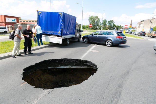 Ogromna dziura w jezdni na ul. Wiosennej w Szczecinie