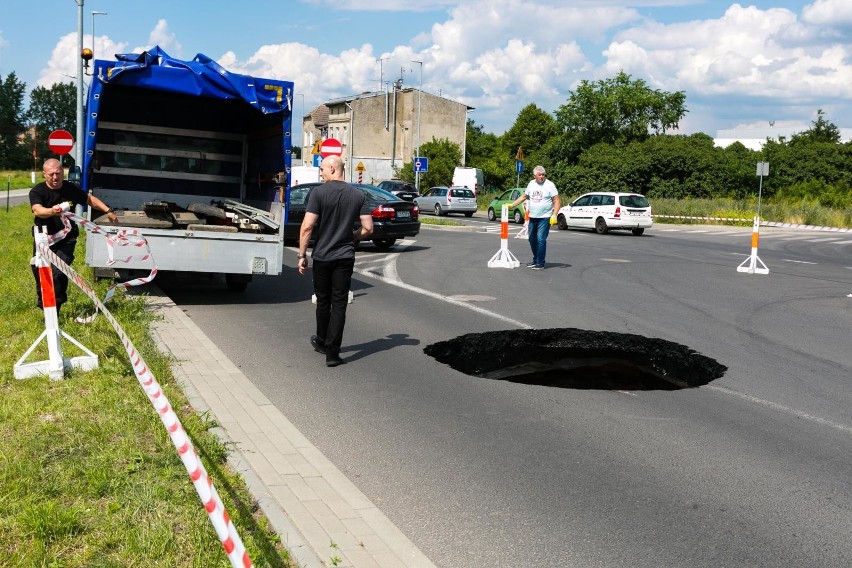 Ogromna dziura w jezdni na ul. Wiosennej w Szczecinie