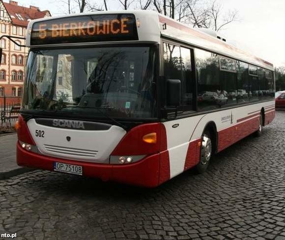 Fabrycznie nowy autobus scania omnicity kosztował 878 tys. zł. Wjechał na ulice Opola w 2009 roku.