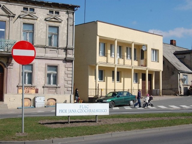 W Kcyni jest plac im. Jana Czochralskiego, Imię naukowca nosi też miejscowa Szkoła Podstawowa.