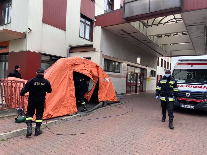 Przed szpitalem w Tarnobrzegu stanął namiot. To miejsce wstępnego badania w przypadku podejrzenia zakażenia koronawirusem