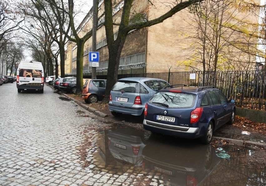 Poznań: Problem z parkowaniem na Marcelińskiej. Ile to potrwa? [ZDJĘCIA]