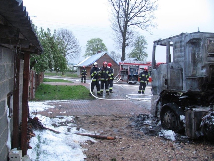 W akcji uczestniczyło 6 zastępów straży pożarnej.