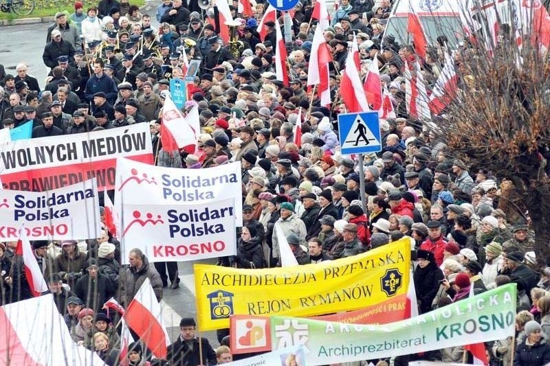 Wielki marsz "Stop laicyzacji i dyskryminacji" w Krośnie [ZDJĘCIA]