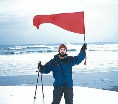 Choć nie wolno nam było tego robić, z największą satysfakcją wbiliśmy nad oceanem polską flagę - wspomina Maciej Kania