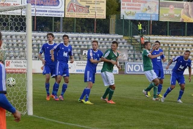 Piłkarze Olimpii (w zielonych koszulkach) pokonali Drutex-Bytovię i są już na trzecim miejscu w tabeli I ligi