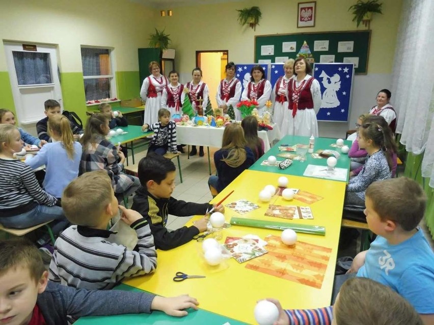 Uczniowie tarnobrzeskiej "czwórki" na przedświątecznym spotkaniu z zespołem "Cyganianki" 