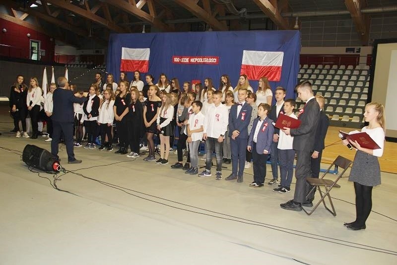 "Rekord dla Niepodległej" w powiecie kieleckim. Uczniowie śpiewali hymn w piątek o 11.11 [DUŻO ZDJĘĆ I FILMÓW]