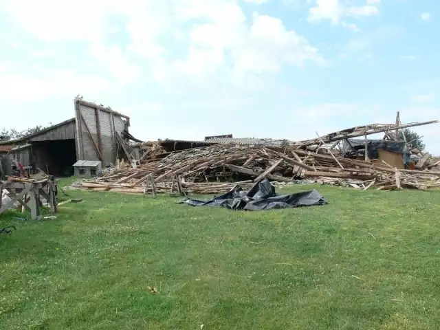 Zniszczone gospodarstwo w miejscowości Wywła. W gminie Słupia Jędrzejowska całkowicie zniszczonych zostało aż 18 budynków gospodarczych.
