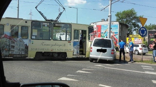 Przy rondzie Toruńskim tramwaj zderzył się z osobówką.