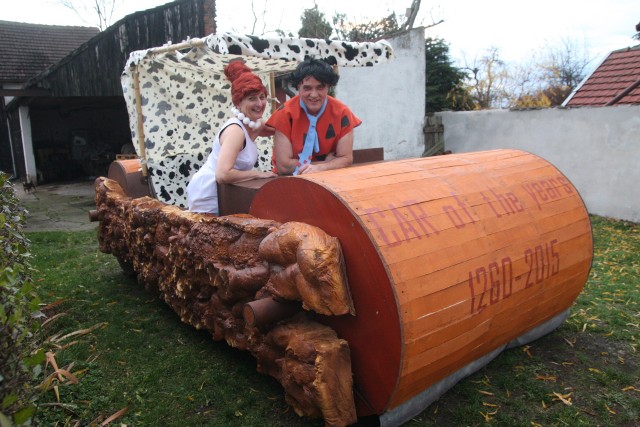 Flintstonowie ze Źlinic w swoim  oryginalnym samochodzie, który stał się już sławny nie tylko w ich gminie.