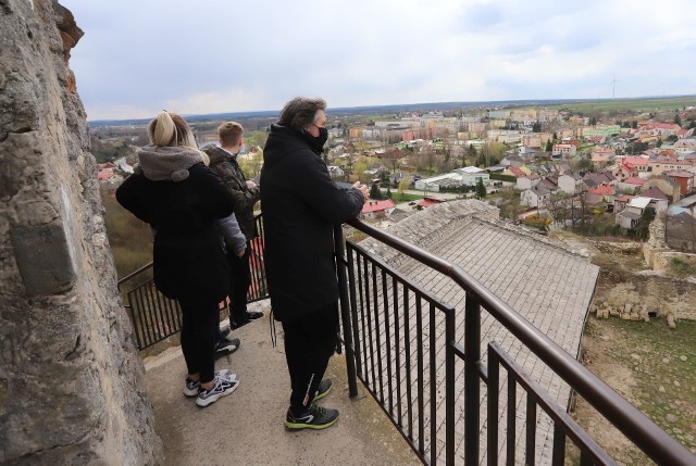 Iłża to malownicze miasteczko w powiecie radomskim. Położone jest nad rzeką Iłżanką. W niedzielne słoneczne popołudnie na Górze Zamkowej,  z której roztacza się malowniczy widok na okolicę spotkaliśmy mnóstwo osób robiących sobie pamiątkowe zdjęcia. Wielu turystów do Iłży przyciągają pozostałości murów kamiennego zamku biskupów krakowskich oraz zabytkowe kamieniczki znajdujące się w rynku. Chętnych do zwiedzania nie zabrakło także w niedzielne popołudnie Zobaczcie zdjęcia >>>