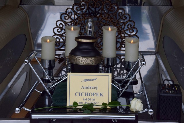 Pogrzeb Andrzeja Cichopka, jednego z najbardziej znanych przedsiębiorców w Świętokrzyskiem. Żegnało go mnóstwo osób.