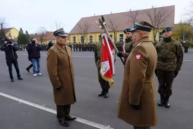 Pułkownik Remigiusz Zieliński przejął obowiązki komendanta Centrum Szkolenia Artylerii i Uzbrojenia im. gen. Józefa Bema w Toruniu. Na uroczystym apelu w Centrum w obecności gen. dywizji Marka Sokołowskiego, inspektora szkolenia w Dowództwie Generalnym Rodzajów Sił Zbrojnych, nowemu komendantowi sztandar przekazał pełniący obowiązki komendanta podpułkownik Roman Piotrowski. Zgodnie z rozkazem płk Zieliński komendantem będzie do 30 września 2020 roku. 