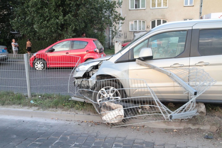 Wypadek przy szpitalu na Borowskiej. Auto wpadło na ogrodzenie [ZDJĘCIA]