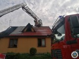 Nowogród. Pożar domu jednorodzinnego. Jeden ze strażaków został ranny (zdjęcia)