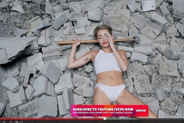 Miley Cyrus w teledysku "Wrecking Ball" (fot. screen z youtube.com)