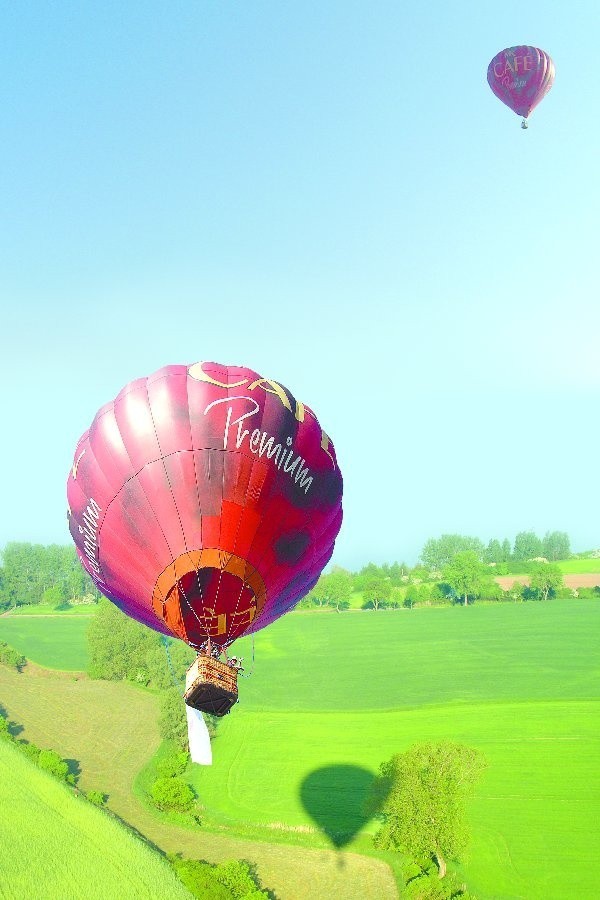 W Polsce baloniarstwem zajmuje się dziś około  stu osób - licencjonowanych pilotów jest 80. To  dość kosztowne hobby. W pełni wyposażony  aerostat kosztuje 120 tysięcy złotych, do tego  trzeba doliczyć koszty lotów, a są one niemałe -  choć w przypadku balonów na ogrzane powietrze  i tak znacznie niższe od gazowych. Godzina  wynajęcia balonu z pilotem kosztuje ok. 1000 zł.