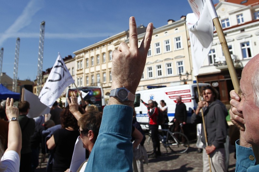 Ponad tysiąc osób na demonstracji KOD w Rzeszowie [FOTO,WIDEO]