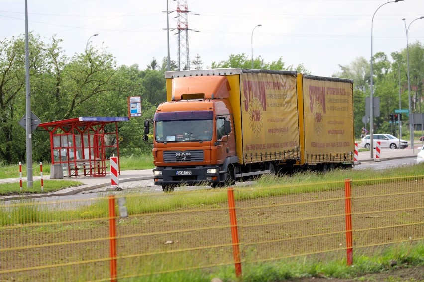 Tiry z Piastowskiej szybko nie znikną. Znaki kierujące...