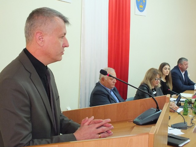 Szczegóły zmiany granic gminy Mirzec radnym powiatowym przedstawił Mirosław Seweryn, wójt Mirca