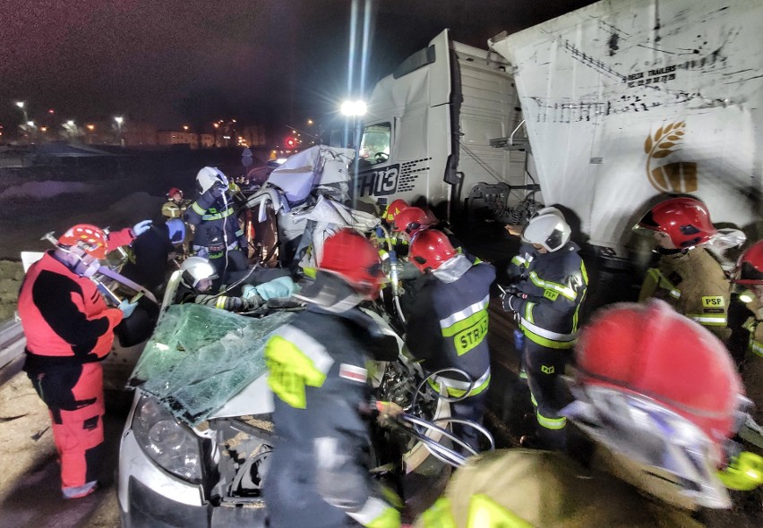 Gdynia: Naczepa ciężarówki przewróciła się na samochody osobowe. Jedna osoba poszkodowana [2.11.2020]