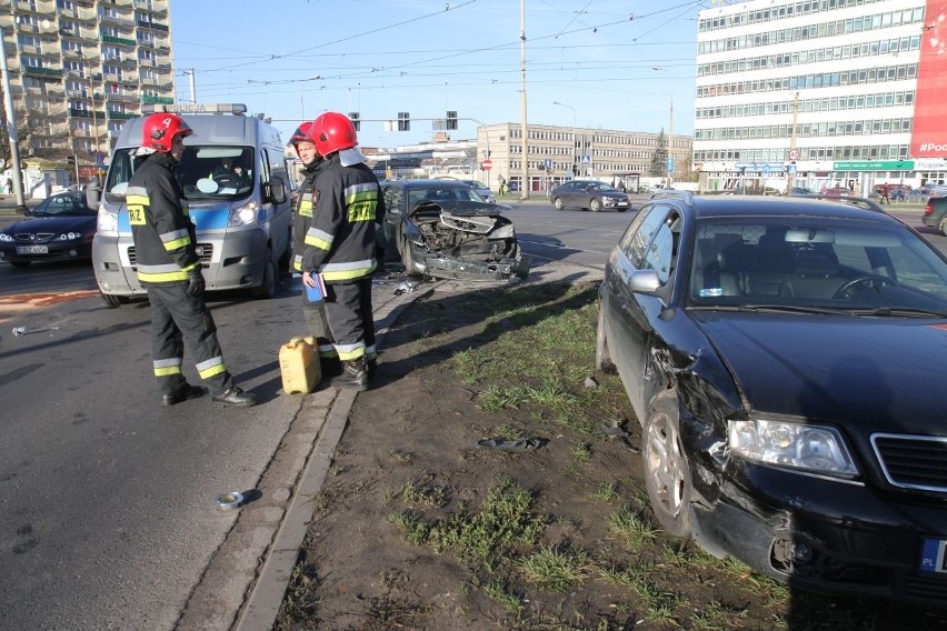 Wrocław: Zderzenie na Grabiszyńskiej. Dwie osoby ranne (ZDJĘCIA)