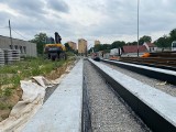 Kraków. Kładą szyny na nowej linii tramwaju do Górki Narodowej