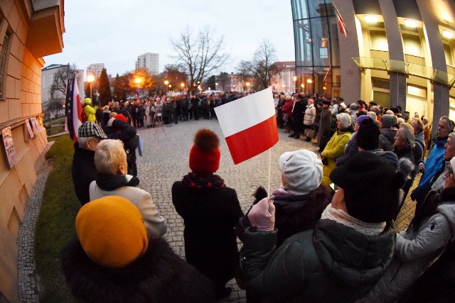 Mieszkańcy Zielonej Góry 1 grudnia protestowali przed sądem. - Jesteśmy z sędziami. Nie dajcie się, bądźcie odważni - mówili.