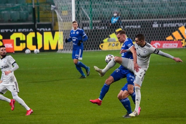 Legia Warszawa doznała pierwszej ligowej porażki pod wodzą Czesława Michniewicza. W swoim ostatnim meczu w tym roku przegrała u siebie 2:3 ze Stalą Mielec. Wszystkie trzy bramki zespół beniaminka zdobył z rzutów karnych po faulach środkowych obrońców gospodarzy. Zobacz nasze wnioski po meczu Legia - Stal w 14. kolejce PKO Ekstraklasy. Uruchom galerię klikając w ikonę "następne zdjęcie", strzałką w prawo na klawiaturze lub gestem na ekranie smartfonu.