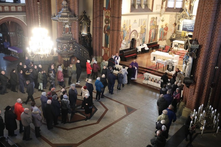 Środa Popielcowa w kościele św. Anny w Zabrzu. Wierni uczestniczyli we mszy, podczas której miał miejsce obrzęd posypania głów popiołem