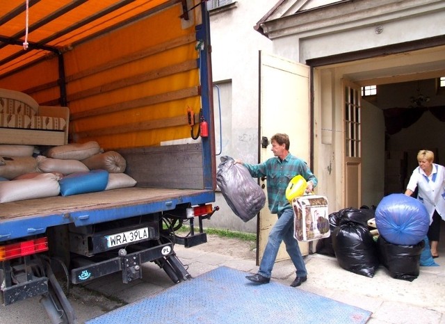 Żywność, odzież i inne rzeczy zebrane przez mieszkańców regionu radomskiego zostały wysłane dla poszkodowanych w wyniku powowdzi w Radwanie, w gminie Szczucin. Na zdjęciu, pakowanie darów z magazynu Caritas Diecezji Radomskiej.
