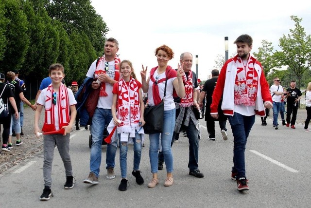 Kibice z całej Polski (i nie tylko) wypełnili w sobotę trybuny PGE Narodowego. Turniej Boll Grand Prix od Poland obejrzało 55 tysięcy fanów. Zawody dostarczyły im niezłych emocji i chyba też satysfakcji, bo na podium stanął Patryk Dudek. Wygrał Leon Madsen, a drugie miejsce zajął Fredrik Lindgren. Zobaczcie zdjęcia kibiców, którzy na żywo dopingowali uczestników IMŚ >>>DOŁĄCZ DO NAS NA FACEBOOKU