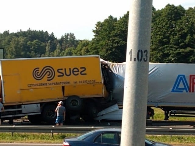 Łyski. Tragiczny wypadek na S8. Zderzyły się trzy ciężarówki (zdjęcia)
