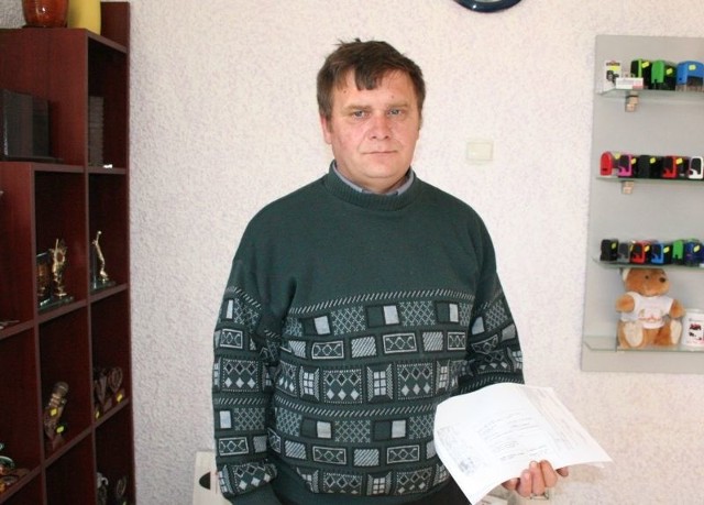 Jan Różycki z papierami od komornika